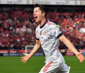 九游手机版-告别低谷找回进球节奏 莱万双响引发药厂大崩盘