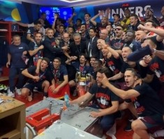 高唱凯歌！恩里克与巴黎球员更衣室内庆祝夺冠